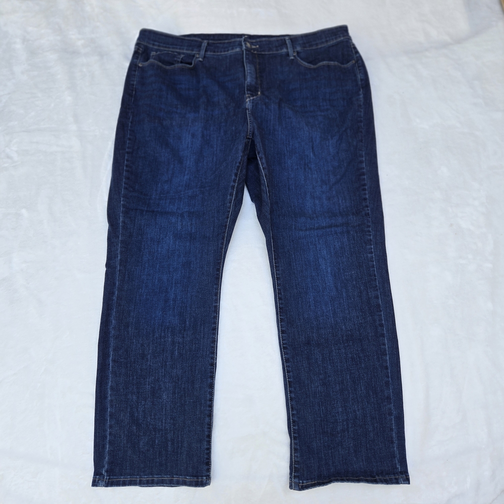 Signature Levi Strauss Womens Totally Shaping Straight Leg 22 Short Plus Stretch